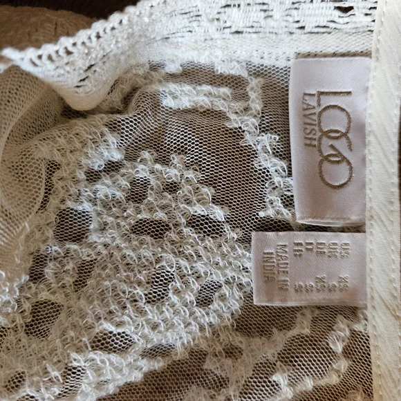 x-small Logo Boho cream color flowy tank - Picture 6 of 13